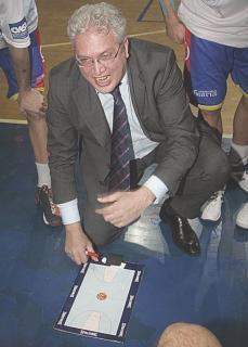 Coach Massimo Angelucci durante un time-out