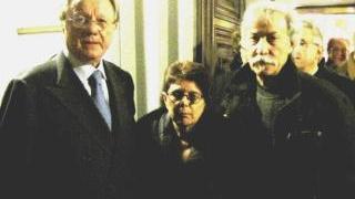 Sopra Elio Dini e sua moglie Cinzia insieme al ministro Matteoli e, accanto, con Marco Taradash