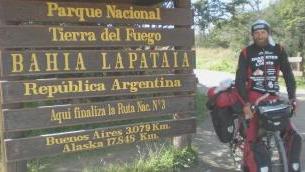 <strong>L’IMPRESA.</strong> Mauro Talini all’arrivo nella Terra del Fuoco in Argentina dopo aver percorso 9286 km in bicicletta