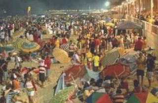 La movida in spiaggia con ombrelloni, musica e balli