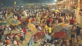 La movida in spiaggia con ombrelloni, musica e balli