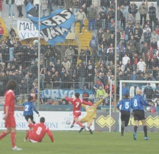Il fallo di Lanni su Ferretti: rigore per il Carpi