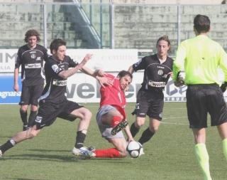 <strong>ACCERCHIATO.</strong> Tre bianconeri “circondano” un giocatore piemontese