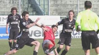 <strong>ACCERCHIATO.</strong> Tre bianconeri “circondano” un giocatore piemontese