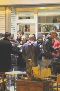 Tanti giovani fuori dai locali in centro a Marina