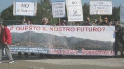I manifestanti con il grande striscione e decine di cartelli di protesta