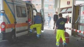 Un’ambulanza davanti all’ospedale Lotti di Pontedera in attesa di trasportare un paziente appena dimesso
