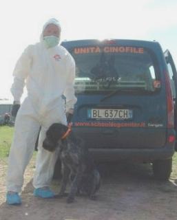 Uno degli istruttori della squadra Hbdd col cane Emma
