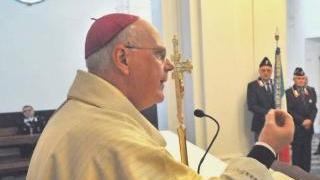 Il vescovo Mansueto Bianchi parla durante una messa da lui celebrata