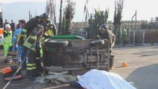 Un’immagine della tragedia: il muletto rovesciato e la salma del lavoratore coperta da un telo