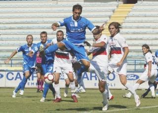 Luca Saudati cerca una deviazione acrobatica nell’area avversaria