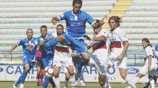 Luca Saudati cerca una deviazione acrobatica nell’area avversaria