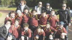 <strong>IN LUCE.</strong> Dario Rispoli, mediano degli Etruschi Livorno under 18, a fianco la squadra under 12 dei Lions