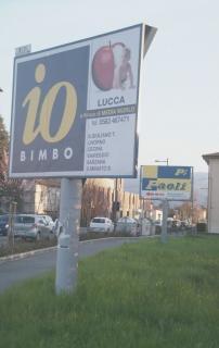 Un cartellone pubblicitario lungo una strada (vip)