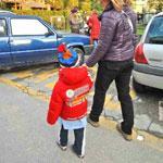 Bambino fugge dall'asilo e rischia di essere travolto
