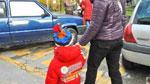 Bambino fugge dall'asilo e rischia di essere travolto