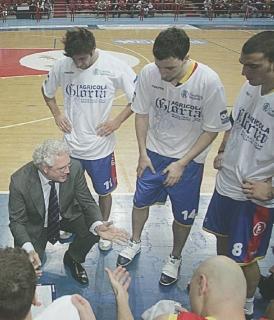 Coach Angelucci ha guidato la squadra ieri nel test con Castelfiorentino