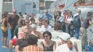 Turisti sul traghetto con lo sconto residentiper sconfiggere la crisi