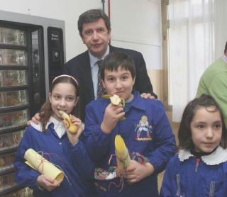 Distribuzione di frutta fresca a scuola
