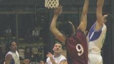 Un’azione sotto canestro dell’Ecomar