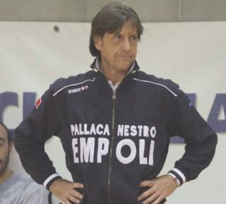 Coach Riccardo Paludi e a destra un’azione d’attacco della Mazzanti Empoli