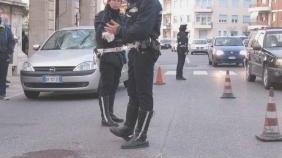 La bicicletta a terra dopo l’incidente, sulla destra l’auto investitrice
