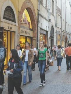 Shopping nel centro storico (archivio)
