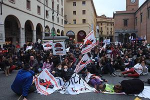 Mille in piazza per dire no all'off-shore