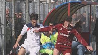 Una fase del derby tra Ponsacco e Pontedera