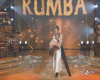 Sara Di Vaira e Ronn Moss impegnati nella rumba con la quale hanno aperto la puntata finale di Ballando
