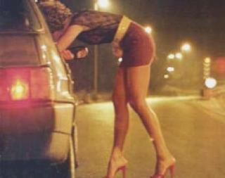 Una prostituta durante la trattativa con un cliente