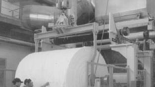 Operai al lavoro in una cartiera della Lucchesia (foto di archivio)