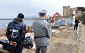 Ruspe contro gli chaletgiù gli abusi sul mare