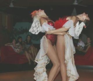 Il Tribunale di Massa e sopra ballerine in un locale