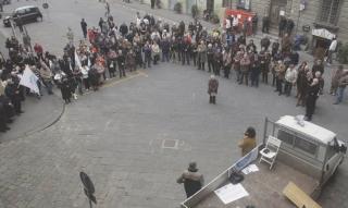 Il sindaco di Pescia Roberta Marchi e, sotto, la manifestazione in piazza Mazzini