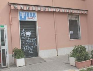 Il bar della stazione di Orbetello chiuso per lutto