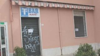 Il bar della stazione di Orbetello chiuso per lutto