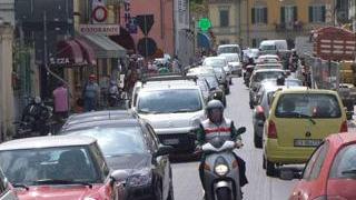 Città chiusa ai pendolari: domani blocco per le targhe pari