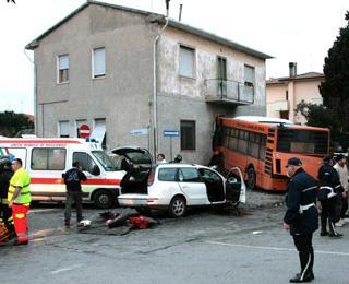 Autobus sventra una palazzina