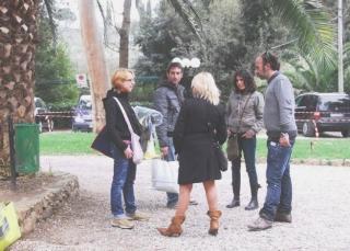 Sopra un gruppo di comparse in attesa di andare in scena, accanto i tir della produzione all’interno dell’hotel Villa Ottone, una delle location del film