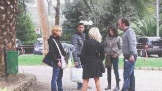 Sopra un gruppo di comparse in attesa di andare in scena, accanto i tir della produzione all’interno dell’hotel Villa Ottone, una delle location del film