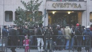 Il procuratore capo Piero Tony, a sinistra stranieri in coda davanti alla Questura