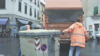 Operatori Aamps al lavoro e sotto a sinistra l’assessore Claudio Ritorni, a destra il presidente di Aamps Massimo Cappelli