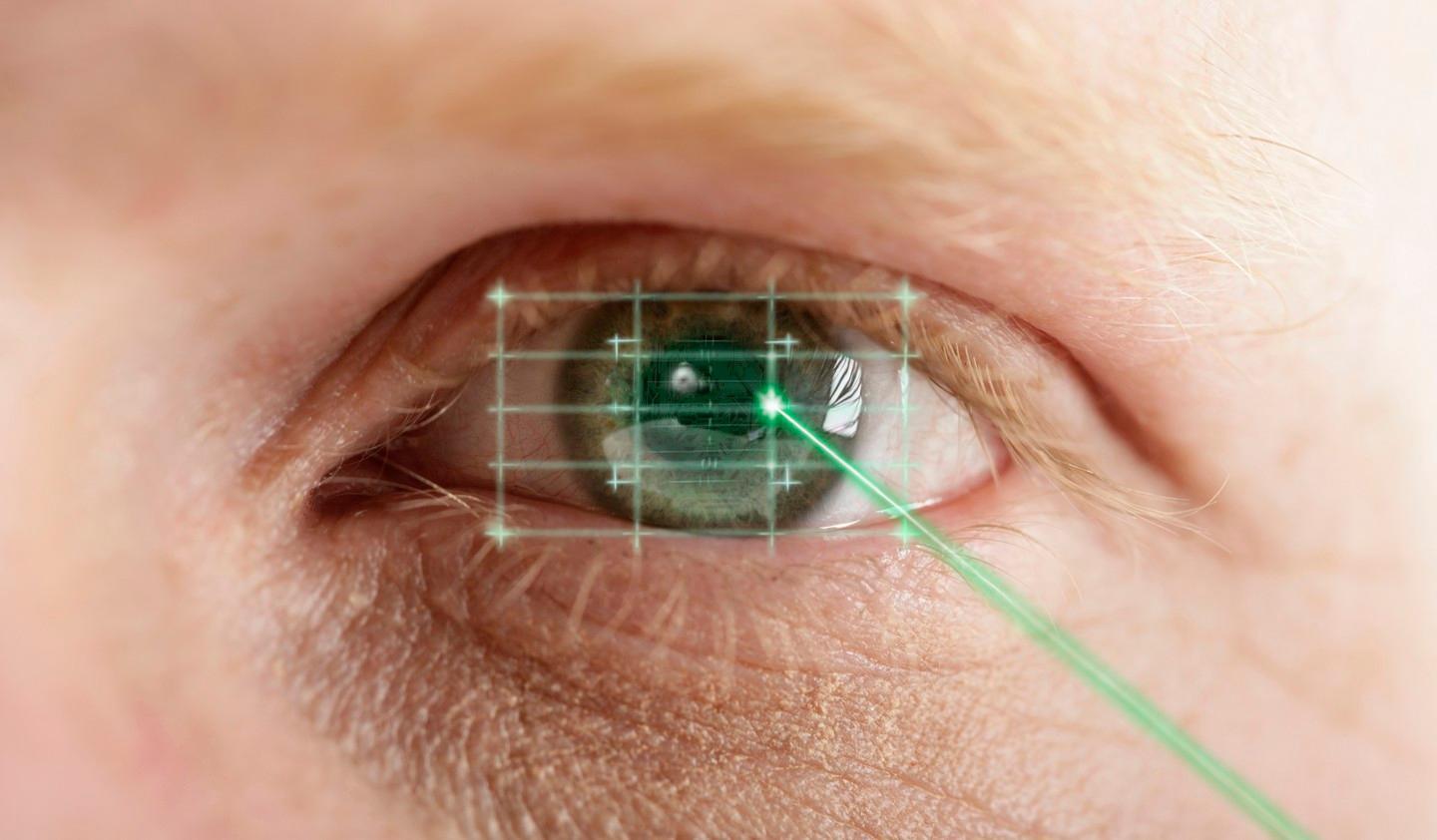 Mosche volanti e lampi di luce: segnali d’allarme per la retina 