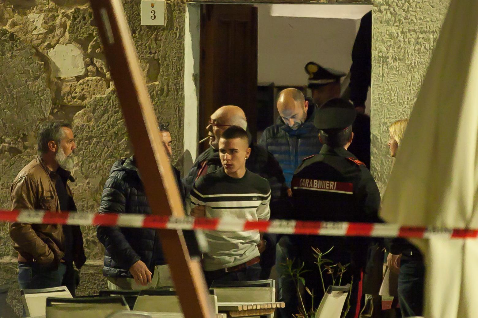 Lukas Saba con i carabinieri (foto Roberto Gabrielli)