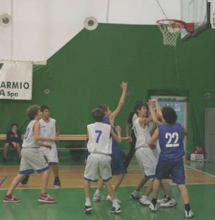 Una partita di basket giovanile