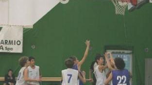 Una partita di basket giovanile