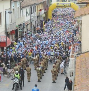 La partenza della Granfondo della Folgore da Perignano