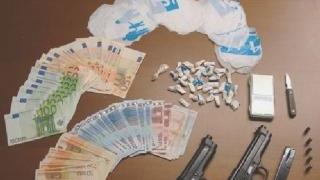 Coca, armi denaro e un bilancino di precisione: ecco cosa è stato sequestrato dai carabinieri ai due spacciatori