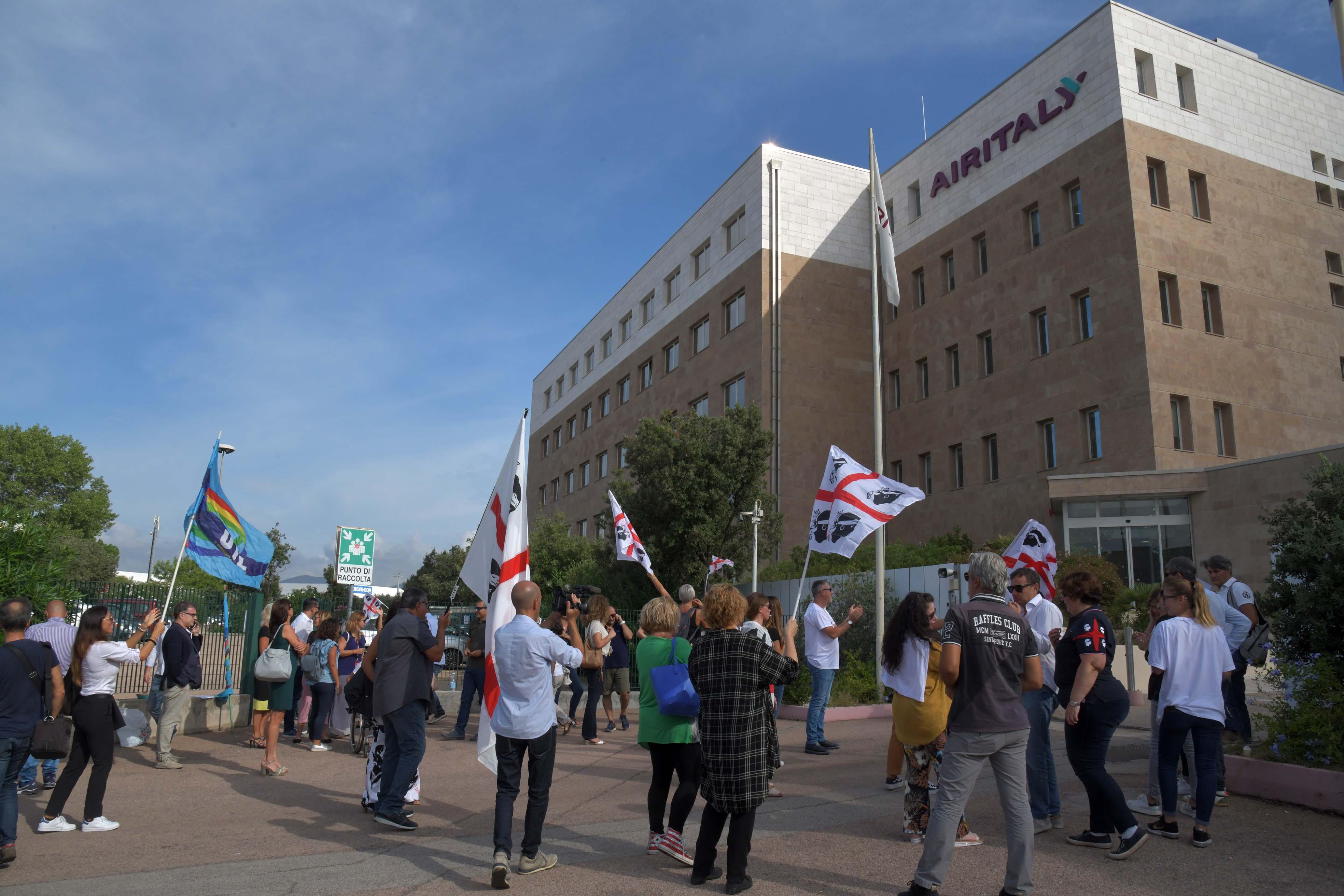 I lavoratori Air Italy durante una manifestazione (foto di Giovanna Sanna)